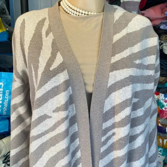 Cupcake and Cashmere Zebra Print Soft Casual Sweater Cardigan Women M-L Pockets - Picture 8 of 8